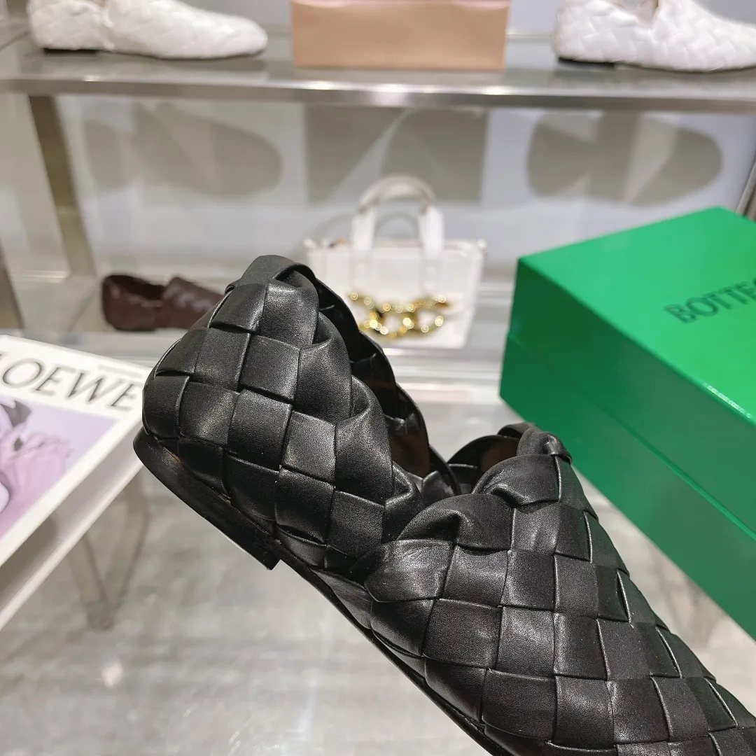 [BV] Top P: 760💰Size for couples: 35-44 (Female, 40, 41, Male 38, 45, custom-made, non-returnable) (Bottega Veneta) Genuine leather outsole, classic woven beanie shoes, two-wear heel set Blessed are the little feet👣👣Comfortable casual shoes that can be worn all year round, made of imported first-layer sheepskin➕fine-quality sheepskin leather, imported sheepskin lining, luxury genuine leather outsole [rose][rose], Bottega Veneta is an Italian luxury brand. Made using traditional Italian leather craftsmanship.